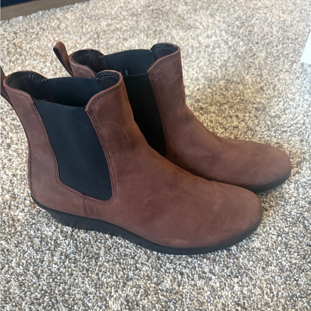 Ecco Chestnut Ankle Boots with small wedge size 39